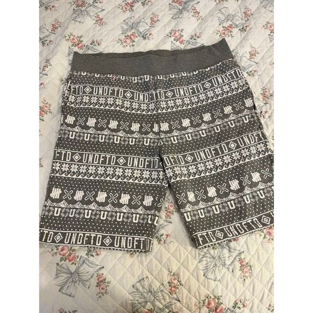 Undefeated All Over Print Logo Sweat Fleece Sweat Shorts size XL Streetwear